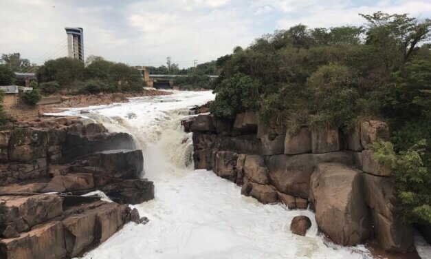 Rio Tietê volta a acumular espuma em Salto