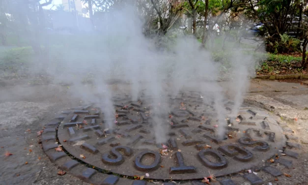 Sanepar usa teste de fumaça para identificar ligações irregulares na rede de esgoto em Curitiba