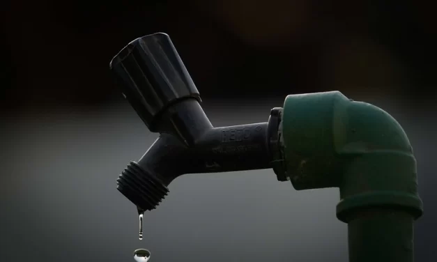 Diminuição da pressão na rede à noite é proposital para combater desperdício de água