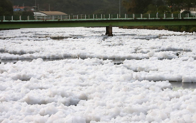 Poluição faz Rio Tietê formar espuma em cidades do interior