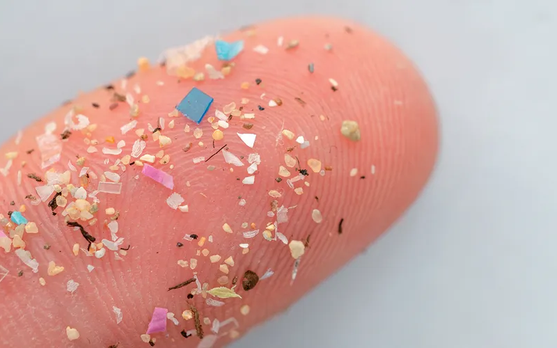 agua_engarrafada_fragmentos_de_plasticos agua_engarrafada_fragmentos_de_plasticos