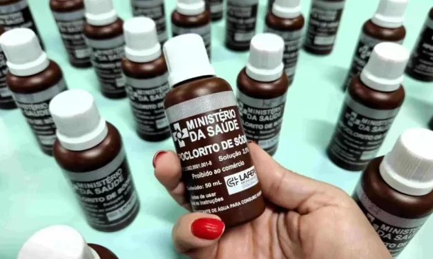 Municípios do AM afetados por seca recebem frascos de hipoclorito de sódio para tratamento de água